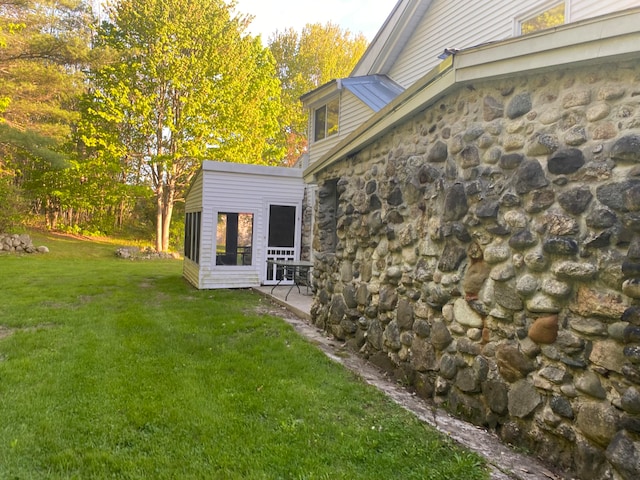 view of yard featuring a patio area