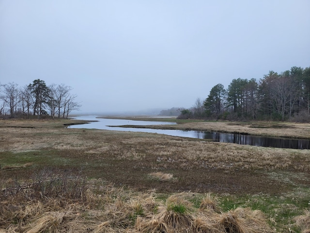 view of yard featuring a water view