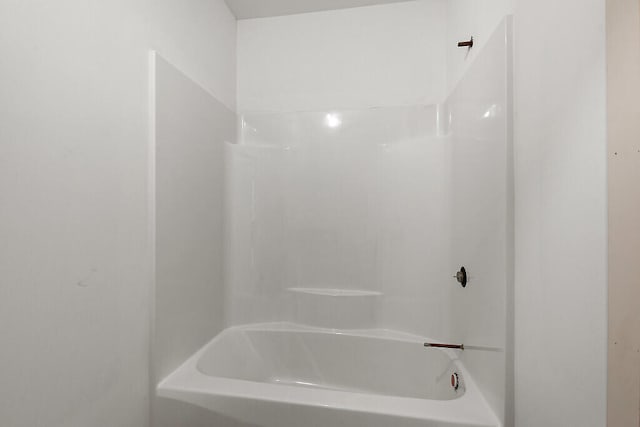 bathroom with tub / shower combination