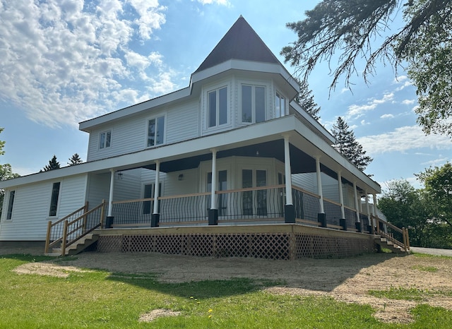 farmhouse-style home featuring a porch and a front lawn