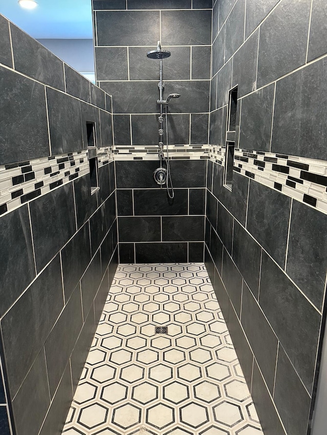 bathroom featuring a tile shower