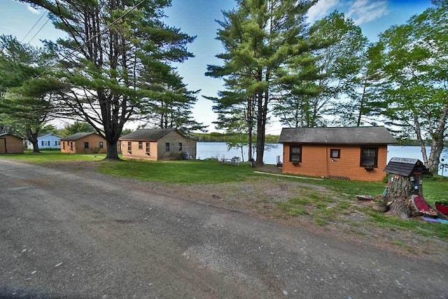 single story home with a front lawn