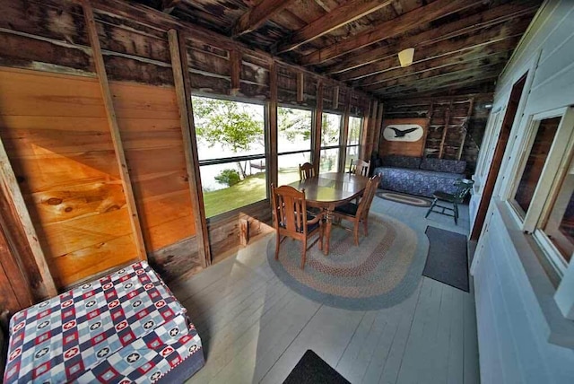 sunroom with lofted ceiling