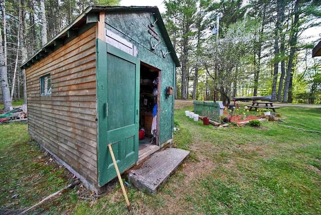 view of shed / structure with a yard