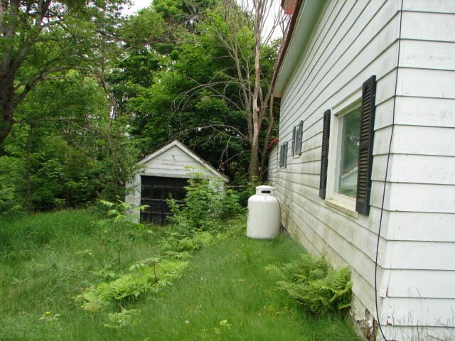 view of yard with a shed