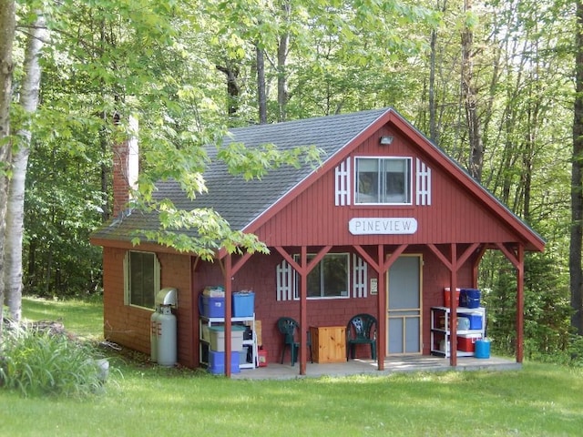 view of outdoor structure with a yard