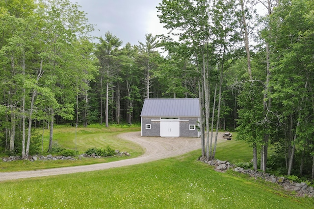 view of front of property featuring a front lawn