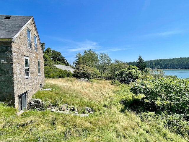 view of yard featuring a water view