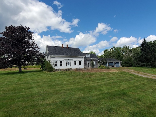 view of front facade featuring a front lawn