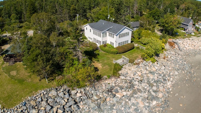 birds eye view of property featuring a forest view