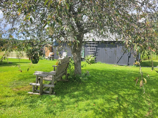 view of yard featuring an outdoor structure