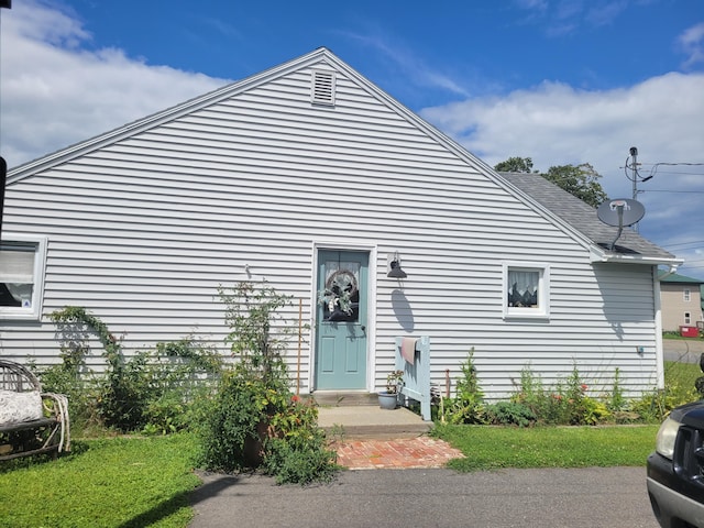 view of front of home featuring a front lawn