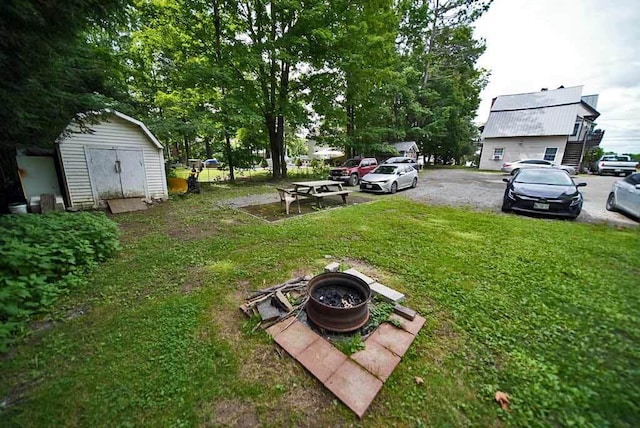 view of yard featuring a storage unit