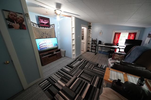 carpeted living room featuring ceiling fan