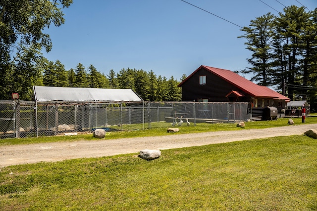 view of yard with an outdoor structure