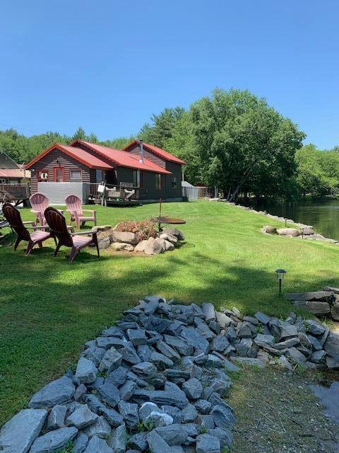 view of yard featuring a water view