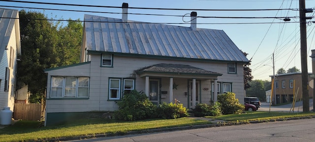 view of front of house featuring a front lawn