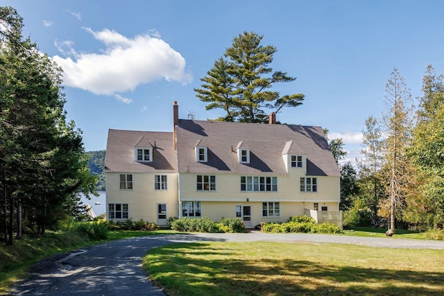 view of front of property featuring a front yard