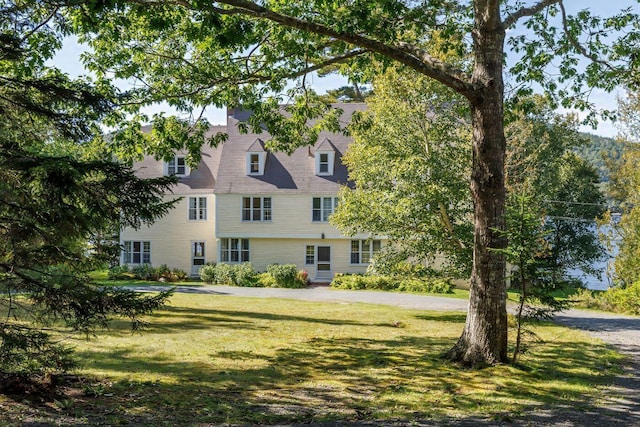 view of front of home with a front lawn