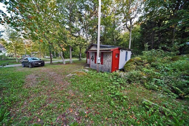 view of yard featuring an outdoor structure