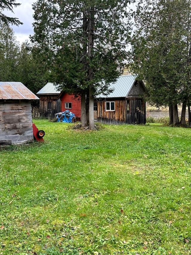 view of yard with an outdoor structure