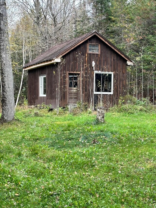 view of outdoor structure with a yard