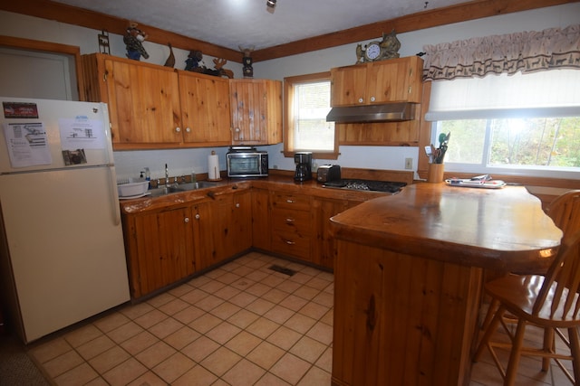 kitchen featuring sink, a healthy amount of sunlight, stainless steel appliances, and light tile flooring