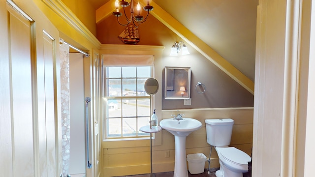 bathroom featuring a shower with curtain, sink, and toilet