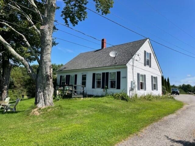 view of front of property featuring a front lawn