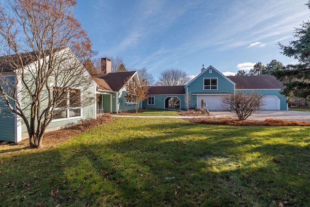 view of front of house featuring a garage and a front yard