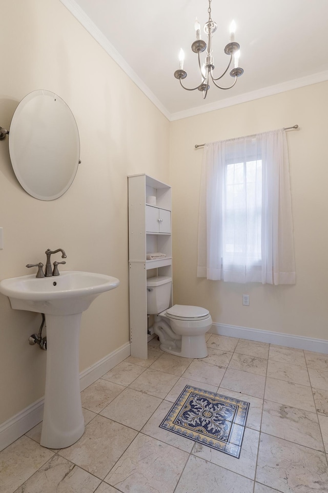 bathroom with toilet, a notable chandelier, crown molding, and sink