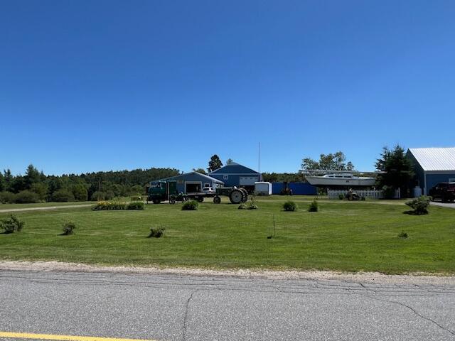 view of front facade featuring a front yard