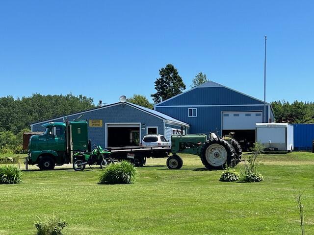 view of front of property featuring a front lawn and a garage