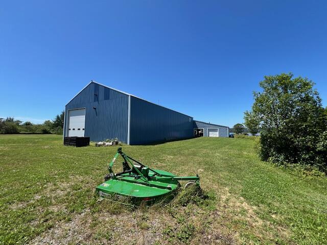 view of yard featuring an outdoor structure