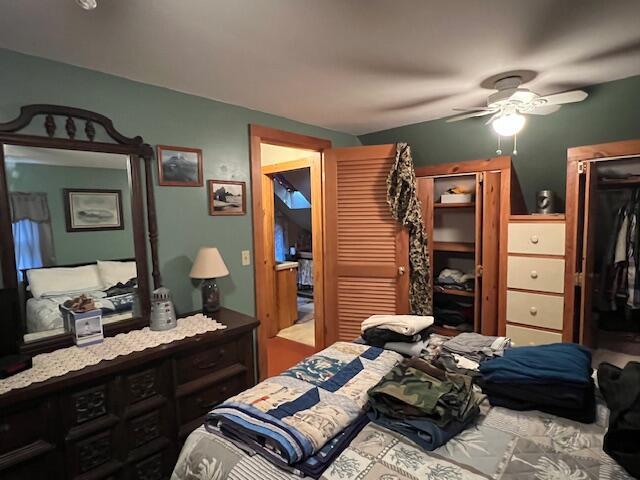 bedroom featuring ceiling fan and a closet