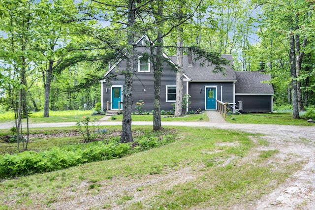 view of front facade with a front lawn