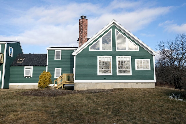 back of house featuring a lawn