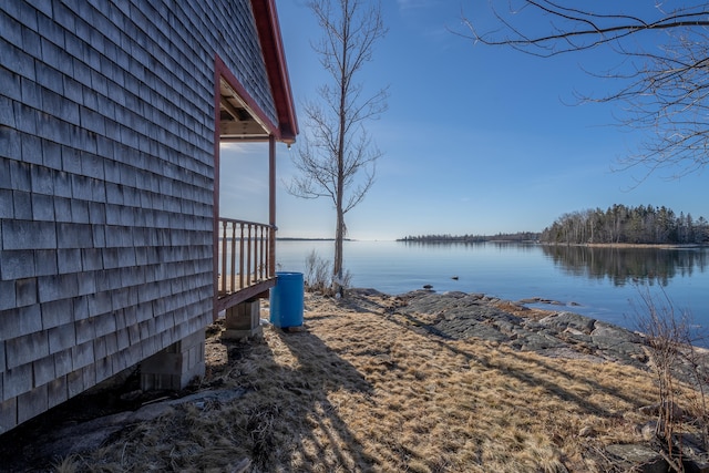 view of yard featuring a water view