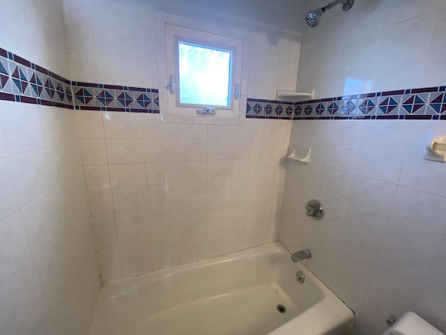 bathroom featuring tiled shower / bath