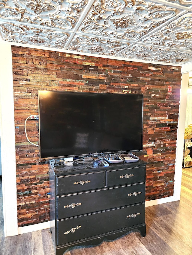 interior details with hardwood / wood-style flooring