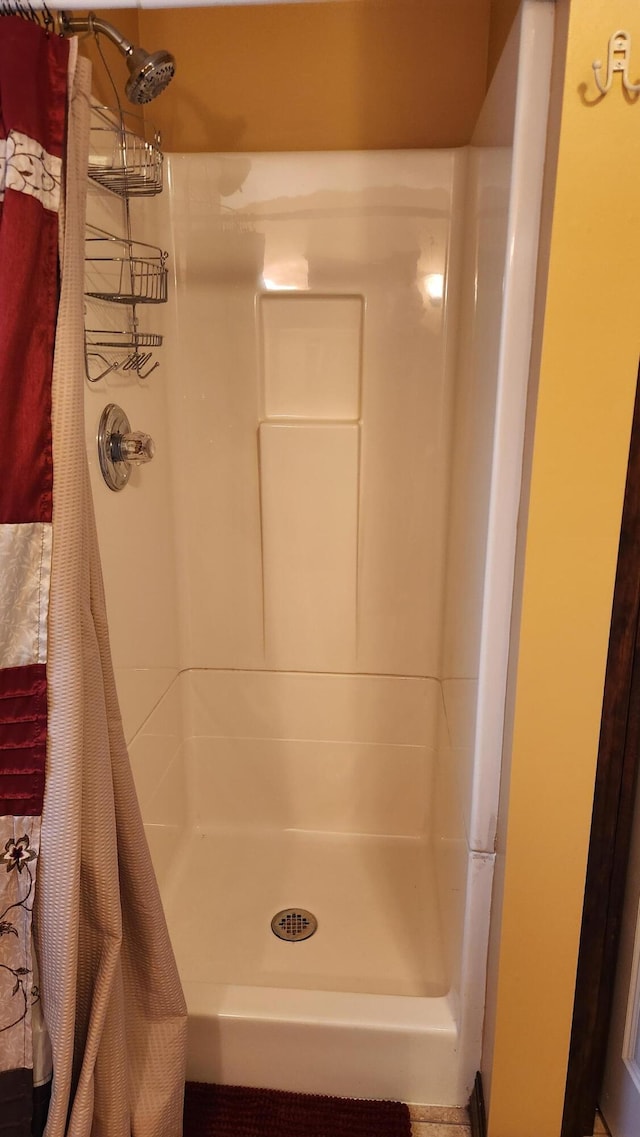 bathroom featuring curtained shower