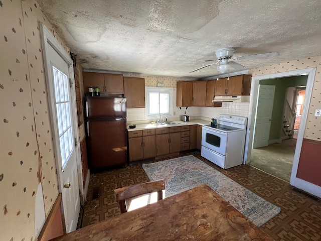 kitchen featuring sink, fridge, a textured ceiling, white range with electric cooktop, and ceiling fan