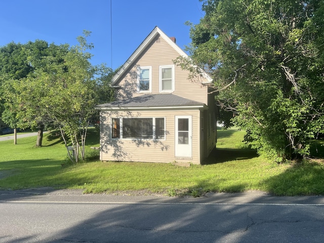 view of front facade featuring a front lawn