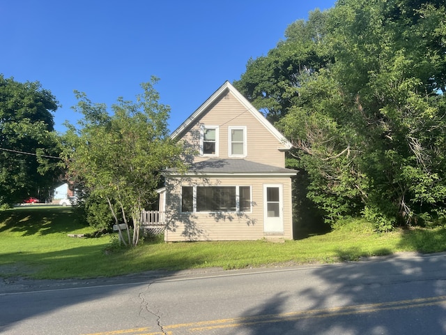 view of front of property with a front lawn