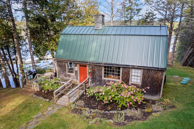 view of front facade featuring a front yard