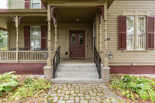 entrance to property featuring a porch