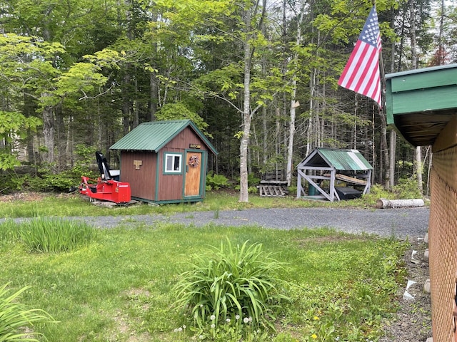 view of yard with an outdoor structure