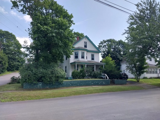 view of front of property featuring a front lawn