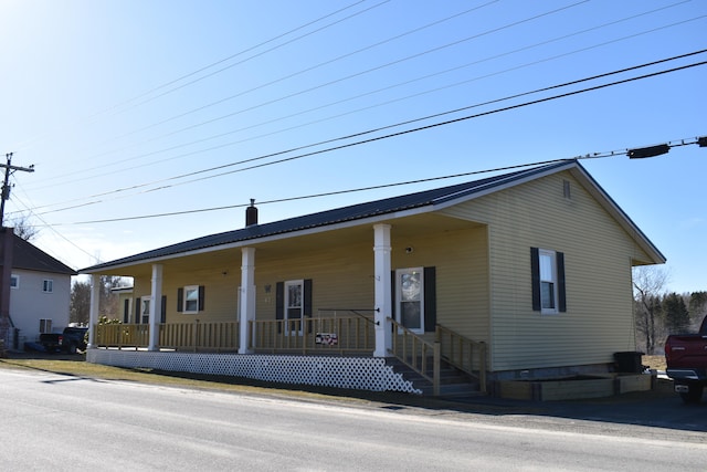 view of front of property featuring a porch