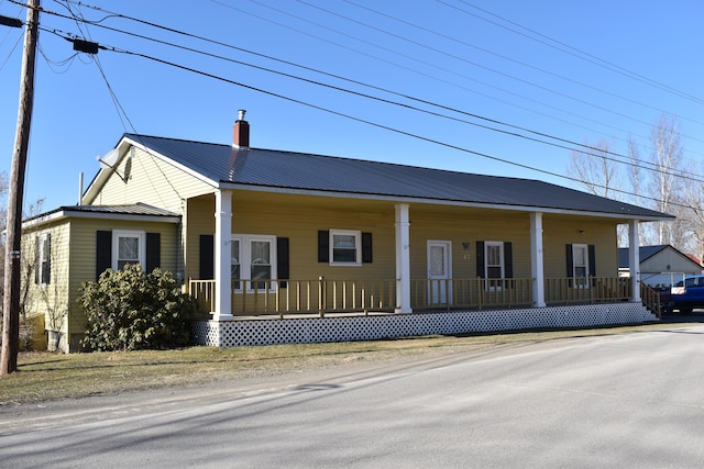 view of front of property featuring covered porch